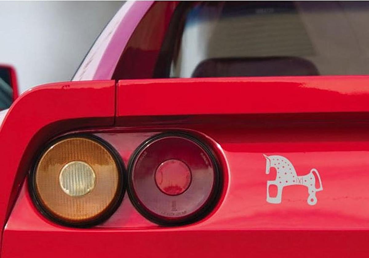 ¿Qué significa la pegatina de este caballito que llevan muchos coches en la parte trasera?