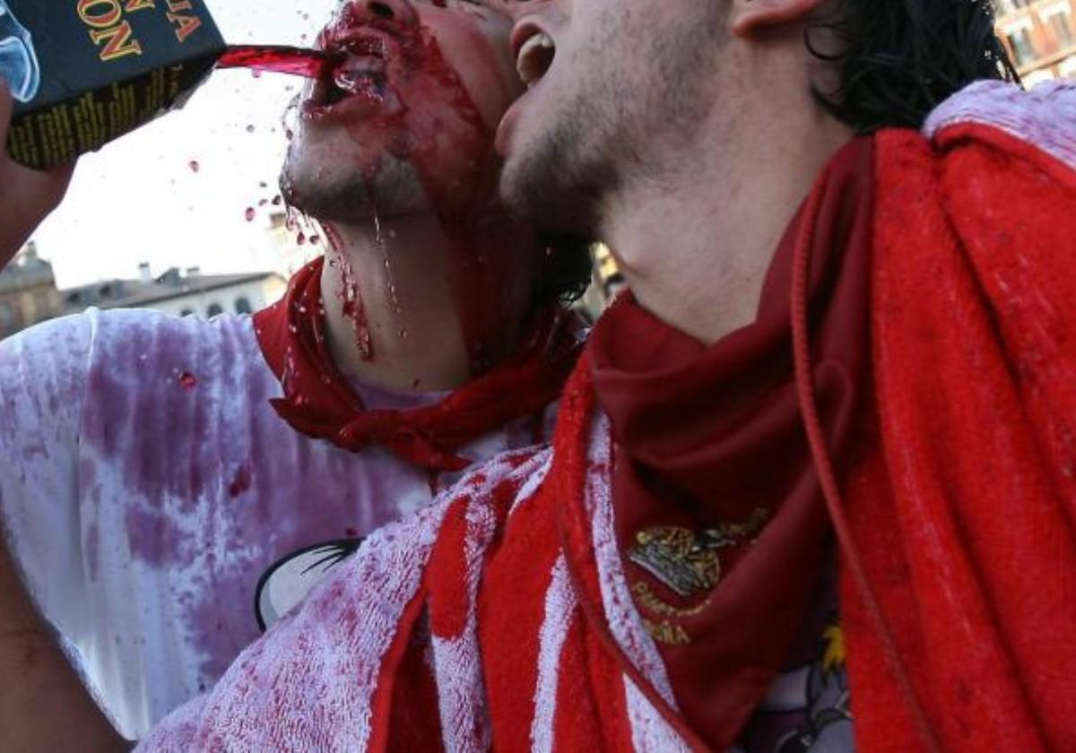 Cómo quitar las manchas de vino de la ropa blanca