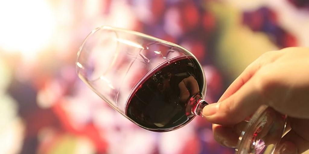 ¿Manchas en la etiqueta de la botella? Un hostelero advierte a los amantes del vino sobre lo que realmente pueden estar sirviéndote
