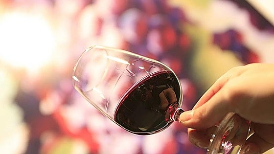 Un hostelero lanza un aviso: no bebas vino en un bar o restaurante si ves esto en el local