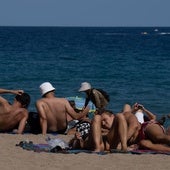 Un dermatólogo avisa: esta es la cantidad de crema solar que nos debemos poner para evitar quemarnos al tomar el sol