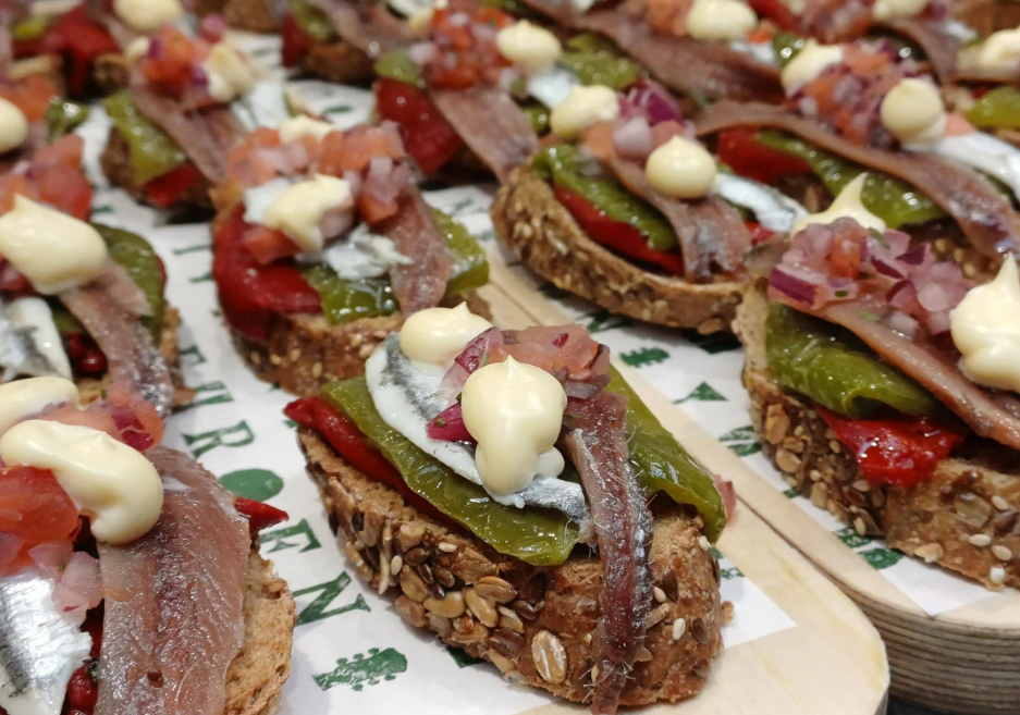 Pintxo de anchoa, boquerón y pimientos