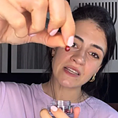 Una farmacéutica analiza el nuevo contorno de ojos de Mercadona