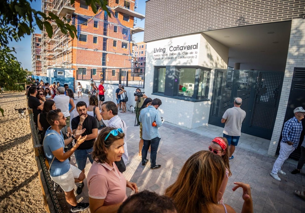 Vecinos, protestando ante el inmueble que vivió esta estafa entre okupas