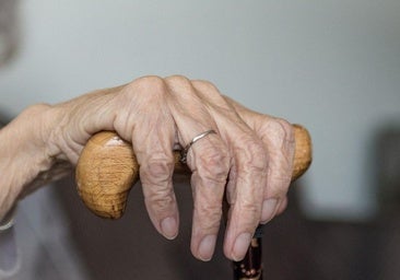 Una jubilada de 74 años vende su casa y los compradores le proponen vivir con ellos en la vivienda: «Tengo dos hijos más»