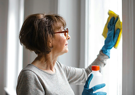 Una limpiadora de un hospital, apenada por lo que ha escuchado en el ascensor mientras hacía su trabajo: «No vas a comparar...»