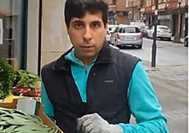 Un frutero explica por qué vende en su tienda más productos de Marruecos que de España: «Nos debemos a nuestros clientes»