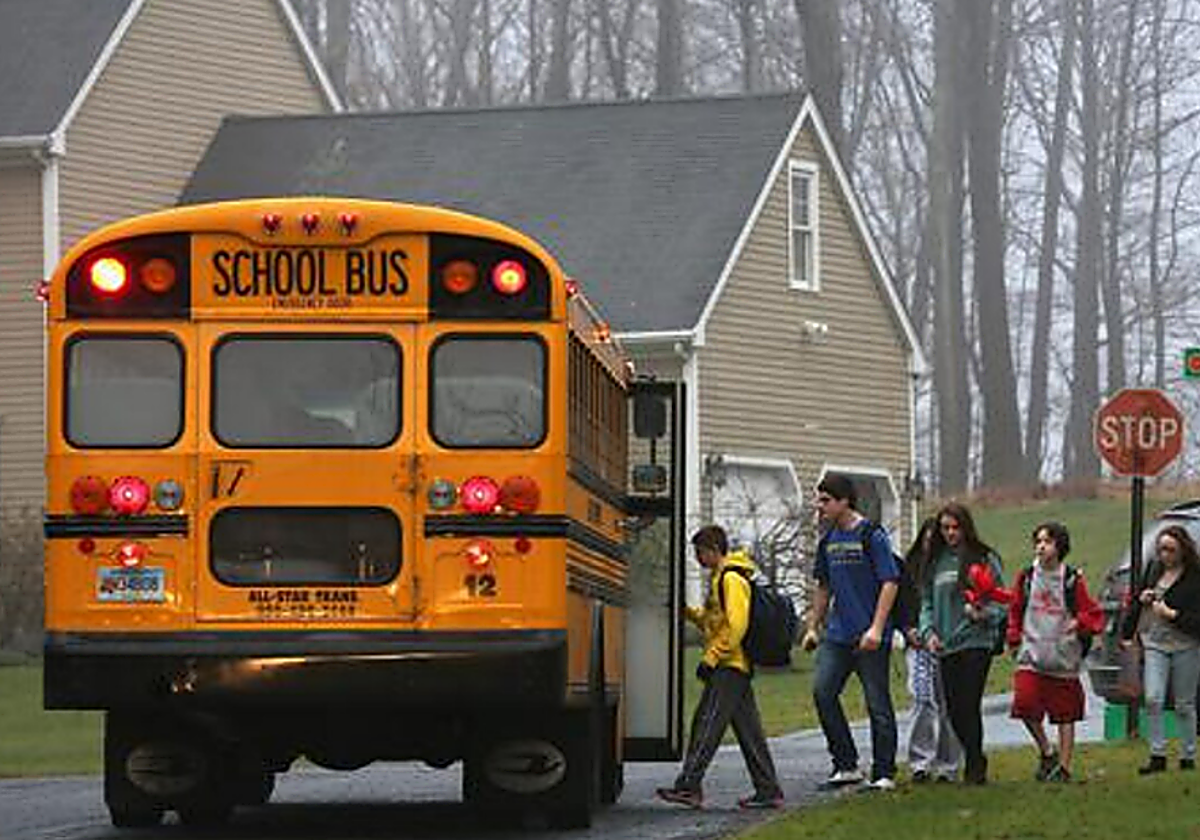 Un autobús escolar recoge a los niños en Estados Unidos