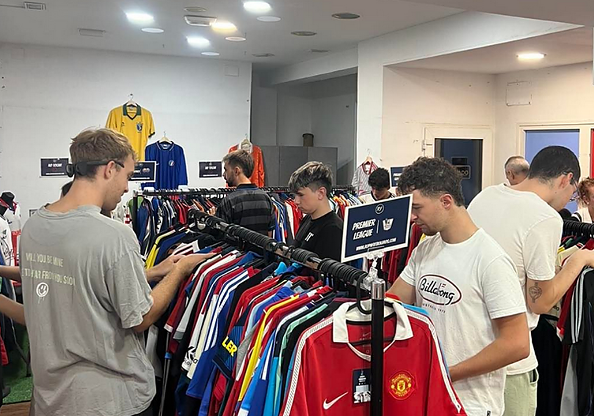 Un laboratorio textil dicta sentencia al comparar la calidad de una camiseta de fútbol oficial y una falsa: «No está justificado...»
