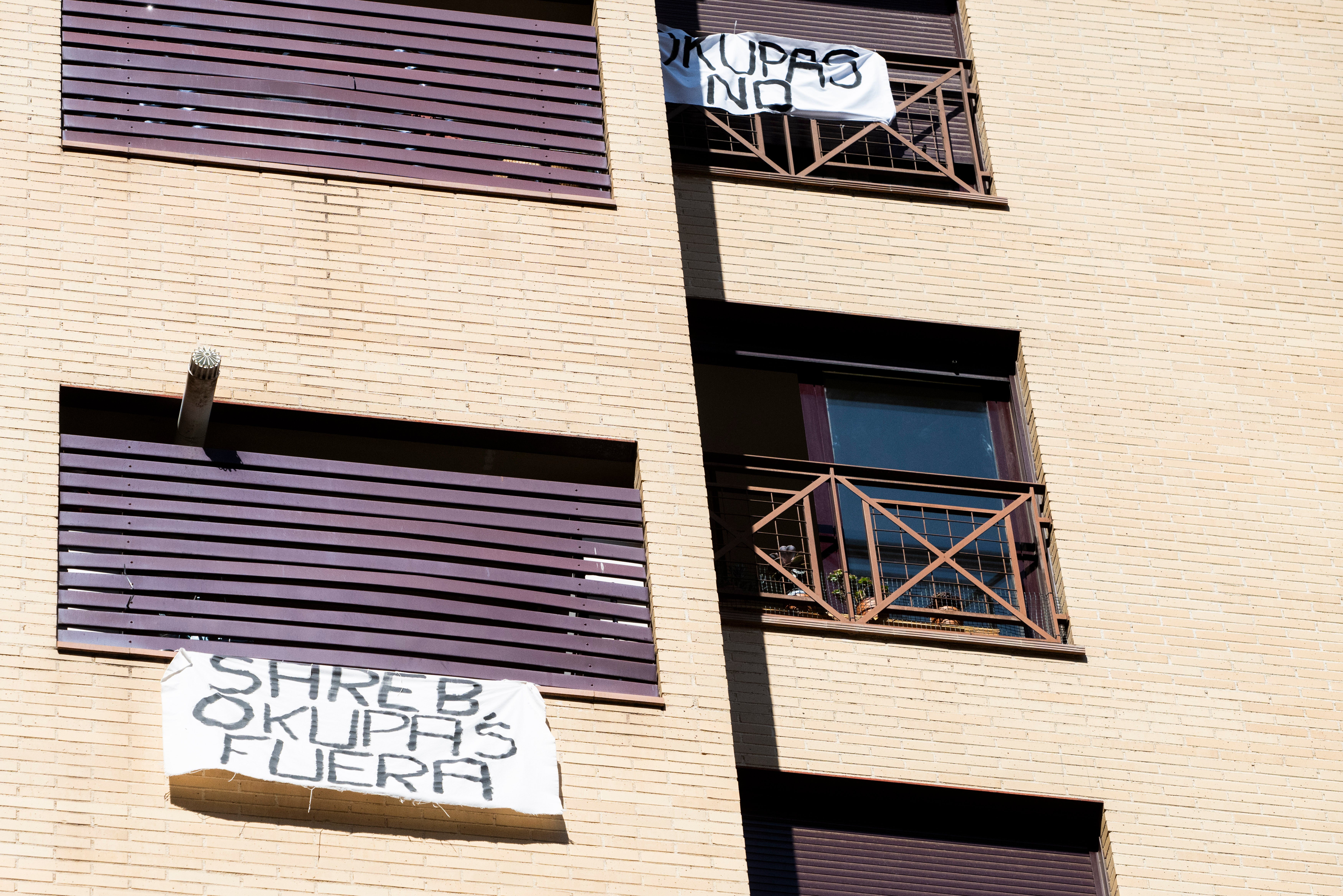 Esto es lo que dice la ley si cortamos la luz a okupas que han entrado en nuestra vivienda