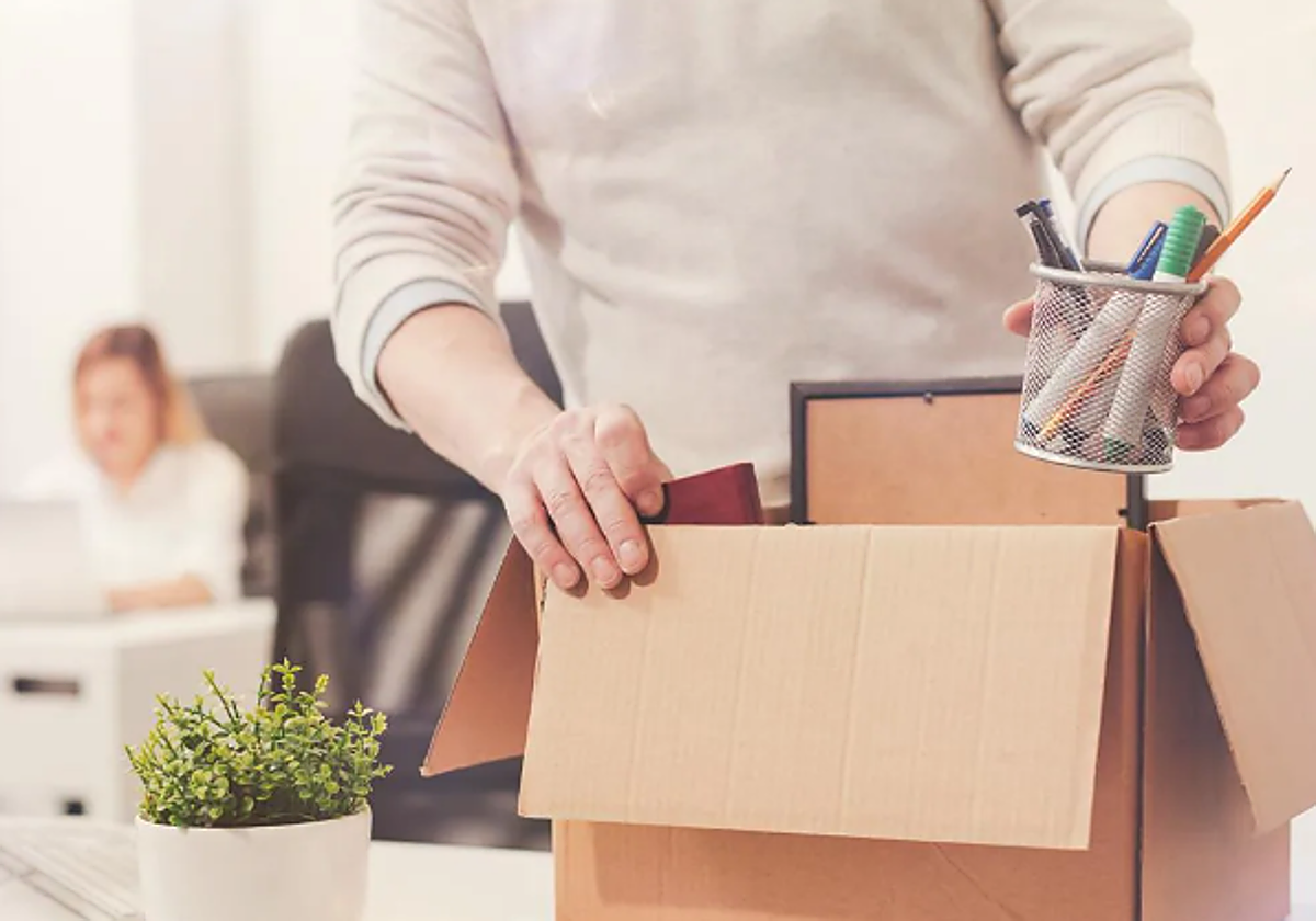 Una empresa lleva a sus 40 trabajadores de vacaciones a Tenerife y años después los despide por WhatsApp