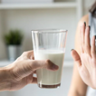 Un nutricionista explica por qué la leche desnatada no es buena para las dietas de déficit calórico: «Tiene propiedades...»