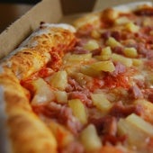 Un restaurante cobra la pizza con piña a más de 100 euros para que no la pidan