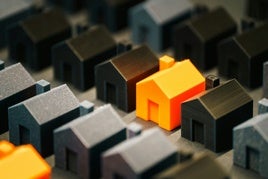 Un millonario vende su empresa y construye 99 minicasas para ayudar a sus vecinos ante la falta de vivienda