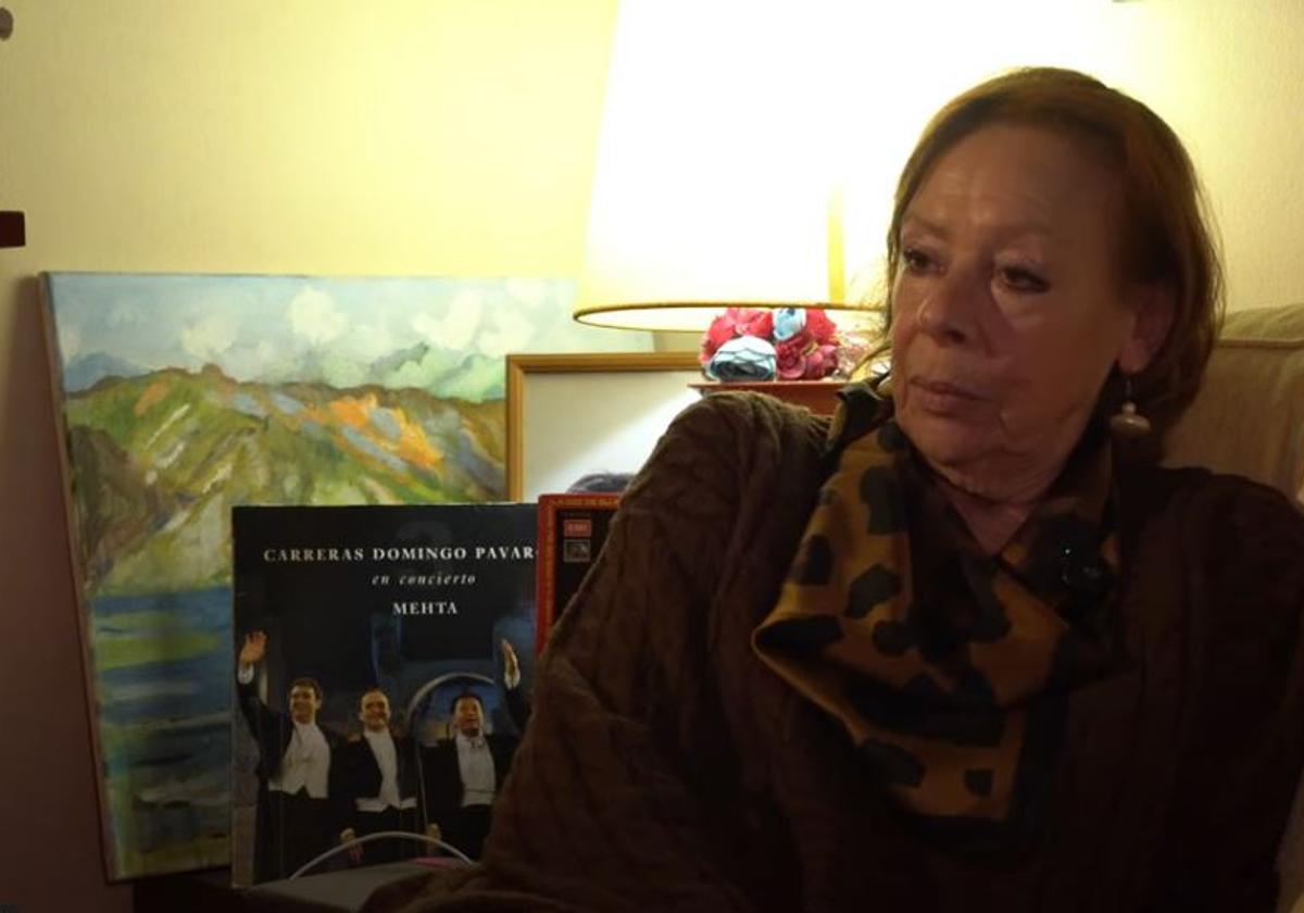 Una pensionista de 79 años de Barcelona, obligada a vivir con dos estudiantes al no poder pagar los gastos de su casa: «Duermo en el salón»
