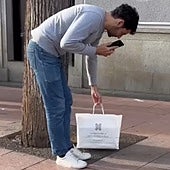 Deja abandonada en la calle una bolsa con una caja de zapatillas y alucina con lo que ocurre