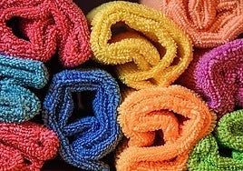 Una experta en limpieza explica cómo utilizar correctamente las bayetas de microfibra: «Una cara tiene la fibra más corta»