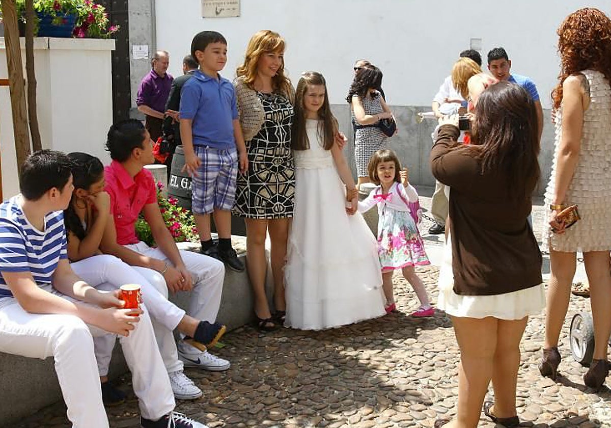 Familiares realizando fotos tras una comunión, en una imagen de archivo
