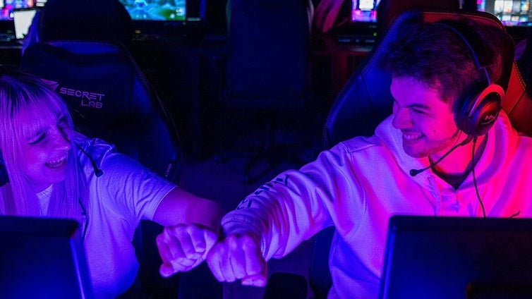 El restaurante de Barcelona donde puedes comer y jugar a videojuegos a la vez: dónde está, cuál es y precio de la carta