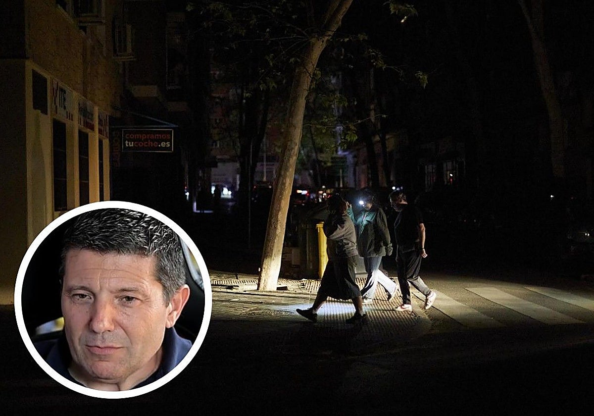 Jóvenes, cruzando la calle en pleno apagón