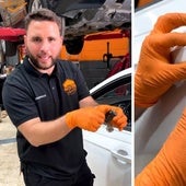 Un mecánico explica cómo abrir un coche con llave cuando se queda sin batería: «Mira debajo de...»