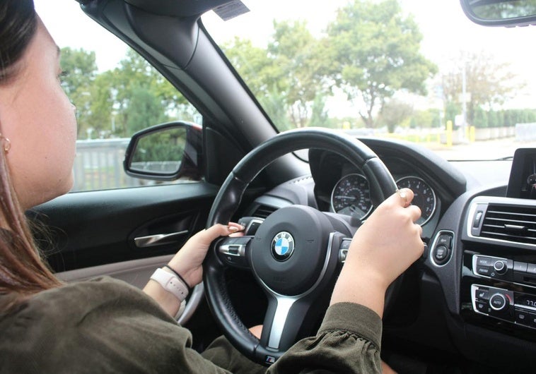 La práctica que te puede costar una multa si te pillan haciendo dentro del coche