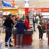 Una mujer paga con dinero en efectivo en un supermercado y lo que pasa enfada a una de sus clientas