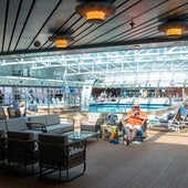 Una trabajadora de un crucero explica qué es lo más doloroso de trabajar en un barco