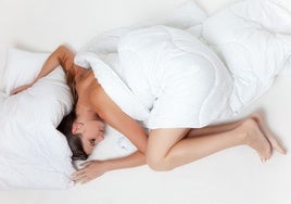 Un experto en antienvejecimiento revela la mejor postura para prevenir las arrugas mientras dormimos: «Apoya las funciones del cuerpo»