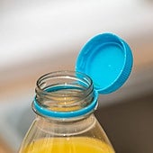 Mercadona aclara por qué los tapones están unidos a las botellas