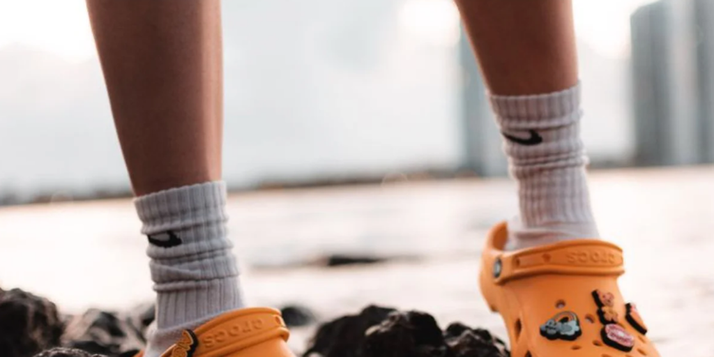 ¡Alerta Verano para tus Pies! El Podólogo Revela los 3 Tipos de Zapatos que Debes Evitar (y por qué)