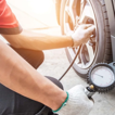 Un mecánico alerta sobre qué pasa si inflas mucho los neumáticos de tu coche: «Se va a poner como un...»