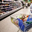 Un español que está en Kosovo muestra la particularidad de los productos en los supermercados