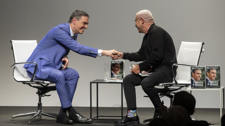 Jorge Javier Vázquez con Pedro Sánchez en la presentación de su libro
