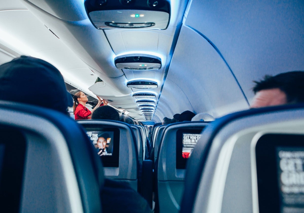 Una azafata enumera las cosas que nunca debes hacer en un avión: «Demuestra un total desprecio por los demás»