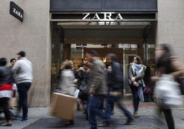 Una dependienta de Zara señala la ropa que debes comprar en las rebajas de verano en Inditex: «En lo que tenéis que invertir...»