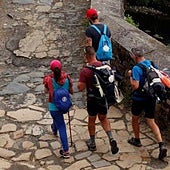 Se para en un bar a descansar del Camino de Santiago y lo que oye en la mesa de al lado le deja sin palabras