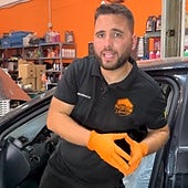 Un mecánico señala qué debes desactivar del coche cuando estás en un atasco