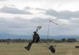 Un paracaidista explica cómo se preparan físicamente: «El peso de la mochila puede rondar los 45 kilos...»