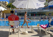 Suiza prohíbe la entrada a ciudadanos franceses en una piscina municipal tras varios incidentes: «El comportamiento de los usuarios...»