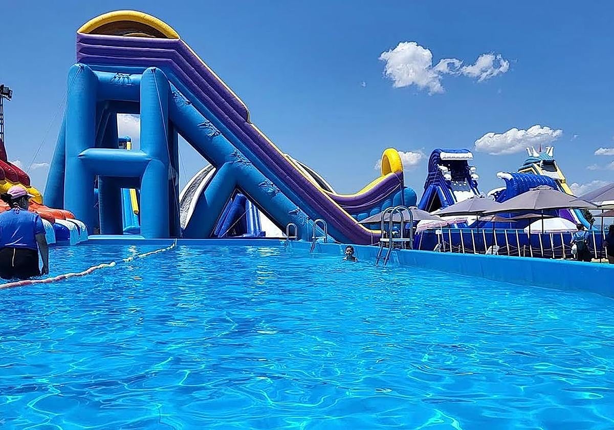El parque acuático con toboganes gigantes que está a una hora de Madrid: precios, dónde está y cómo llegar