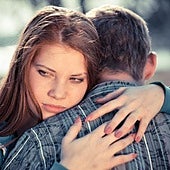 Una psicóloga confirma las cinco señales cuando un hombre ya no es feliz en una relación