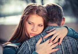 Una psicóloga confirma las cinco señales cuando un hombre ya no es feliz en una relación: «No es descuido»