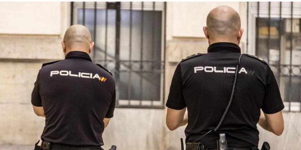 Un inspector de la Policía señala cómo distinguir entre una placa oficial o una falsa: «Se hace con gente mayor...»