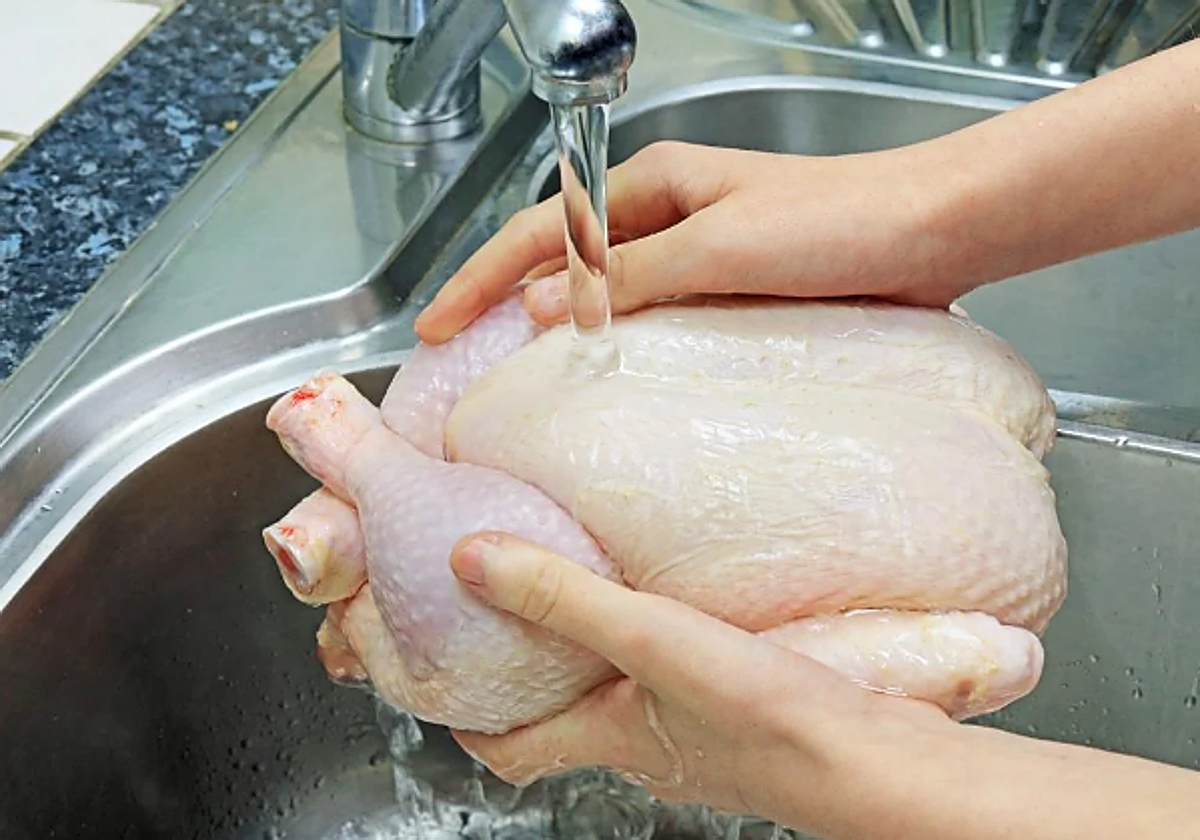 Una ingeniera de alimentos advierte del error que comete la gente al cocinar el pollo