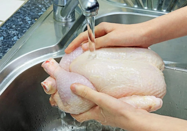 Una ingeniera de alimentos advierte del error que comete la gente al cocinar el pollo: «Las bacterias pueden esparcirse»