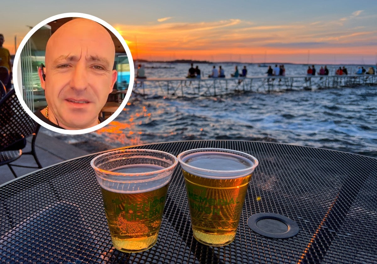 Un camarero de un chiringuito de Ibiza, contundente sobre invitar a los clientes: «Es muy feo»