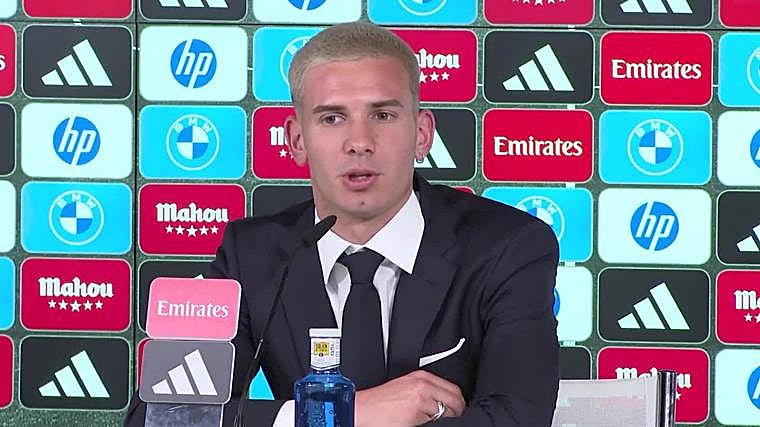 Franco Mastantuono durante la rueda de prensa de presentación