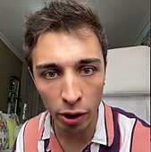 Un vecino de Gijón estalla contra los turistas de Madrid que van a Asturias en verano: «Iros a Benidorm»