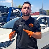 Un mecánico advierte de lo que nunca debemos hacer cuando tenemos el coche parado